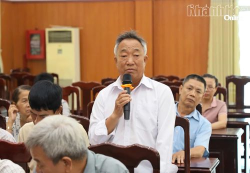 Đại diện các tổ dân phố phát biểu ý kiến tại hội nghị.