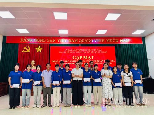 Ủy ban Mặt trận Tổ quốc Việt Nam và các Tổ chức chính trị - xã hội xã Đình Lập tặng quà động viên học sinh có hoàn cảnh khó khăn tham gia kỳ thi tốt nghiệp THPT năm 2026