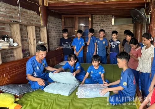 Các môn sinh rèn luyện kỹ năng tự phục vụ bản thân trong khóa học hè của Câu lạc bộ Vovinam Lạng Sơn