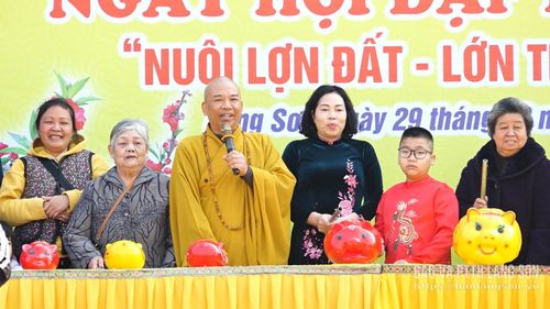 Thượng tọa Thích Quảng Truyền phát biểu trong ngày hội đập lợn đất