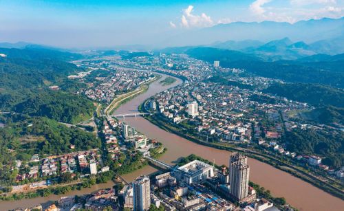 Phường Lào Cai sở hữu hệ thống hạ tầng đô thị hiện đại, đồng bộ, trung tâm xuất - nhập khẩu, giao lưu văn hóa, hợp tác quốc tế và hội nhập kinh tế.