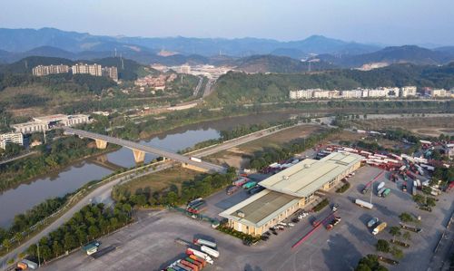 Mỗi ngày, hàng nghìn lượt người, phương tiện và hàng hóa qua lại cửa khẩu quốc tế Lào Cai, tạo nên nhịp sống năng động, hiện đại, mang đậm hơi thở của đô thị biên giới đang vươn mình mạnh mẽ.