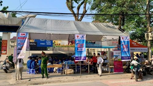 Lực lượng công an, giáo viên, đoàn viên thanh niên và các nhà hảo tâm đang chung tay tạo nên một mùa thi an toàn, nhân văn.