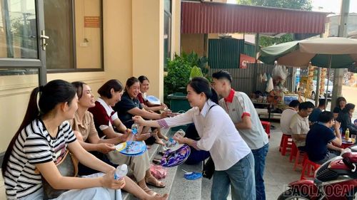 Các doanh nghiệp, nhà hảo tâm hỗ trợ nước, khăn mát giúp các bậc phụ huynh vơi bớt lo lắng trong thời gian chờ các sĩ tử thi.
