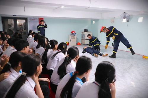Cảnh sát PCCC và CNCH hướng dẫn học sinh kỹ năng sơ cứu người bị nạn trong tình huống khẩn cấp