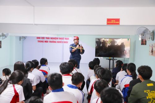 Cảnh sát PCCC và CNCH hướng dẫn học sinh sử dụng các vật dụng y tế để sơ cấp cứu người bị nạn