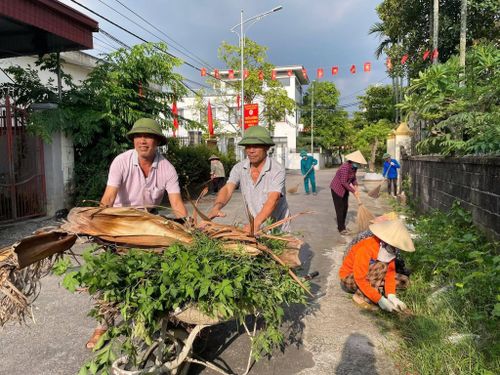 Người dân các địa phương tích cực tham gia dọn dẹp vệ sinh môi trường