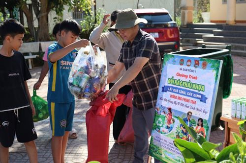 Xã Đam Rông 1 tổ chức chương trình đổi rác thải nhựa lấy quà tặng
