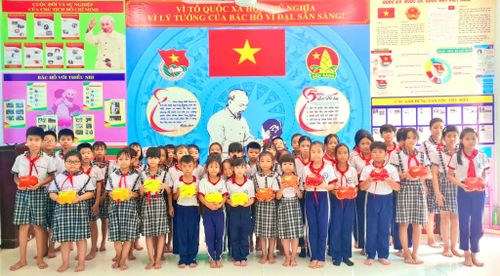 Nuôi heo đất không chỉ gây quỹ hỗ trợ học sinh khó khăn mà còn nuôi dưỡng lòng nhân ái trong mỗi học sinh.