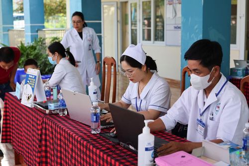 Mỗi buổi tối, các đơn vị cập nhật số liệu khám sức khỏe trong ngày, bảo đảm tính xác thực, toàn vẹn thông tin và liên thông dữ liệu báo cáo hằng ngày về Sở