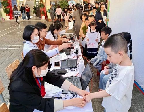 Trung tâm Y tế khu vực Đà Lạt tổ chức khám sức khỏe cho học sinh Trường Tiểu học Phan Như Thạch (phường Lâm Viên - Đà Lạt)