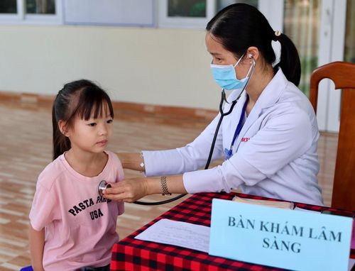 Xã Đam Rông 1 tổ chức khám sức khỏe cho trẻ em dưới 6 tuổi