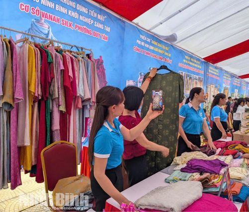Nhiều phụ nữ nông thôn đã chủ động sử dụng điện thoại thông minh để bán hàng.