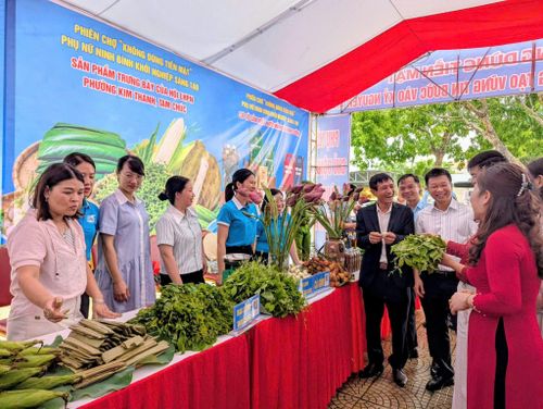 Hội LHPN xã Nam Xang phối hợp tổ chức "Phiên chợ không dùng tiền mặt”.