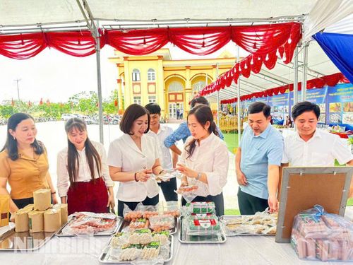 "Phiên chợ không dùng tiền mặt” do Hội LHPN xã Nhân Hà phối hợp tổ chức thu hút đông đảo hội viên tham gia.
