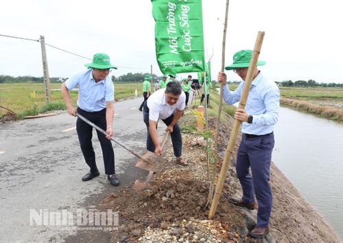 Đại diện lãnh đạo Sở Nông nghiệp và Môi trường, UBND xã Hiển Khánh tham gia trồng cây trên tuyến đường trục xã.