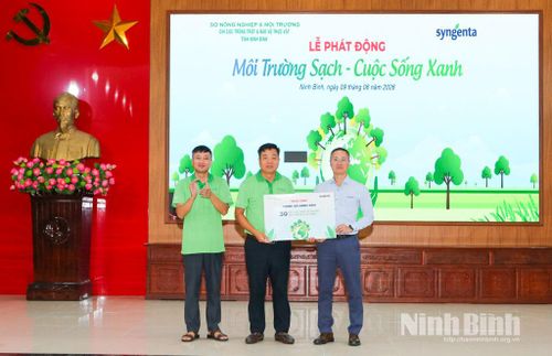 Lãnh đạo Công ty Syngenta Việt Nam trao tượng trưng bể chứa bao gói thuốc bảo vệ thực vật đã qua sử dụng cho xã Minh Tân.