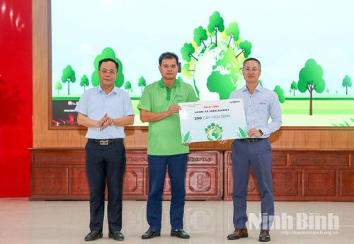 Lãnh đạo Công ty Syngenta Việt Nam trao tượng trưng 300 cây hoa ban cho xã Hiển Khánh.