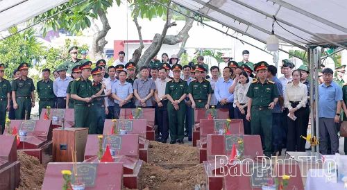 Các đại biểu chứng kiến quy trình lấy mẫu, bàn giao và số hóa thông tin hài cốt liệt sĩ tại Nghĩa trang liệt sĩ xã Phù Ninh.