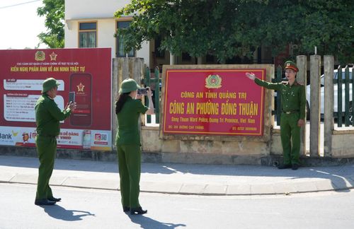 Tuổi trẻ Công an phường Đồng Thuận đổi mới hình thức tuyên truyền pháp luật trên không gian mạng - Ảnh: M.H