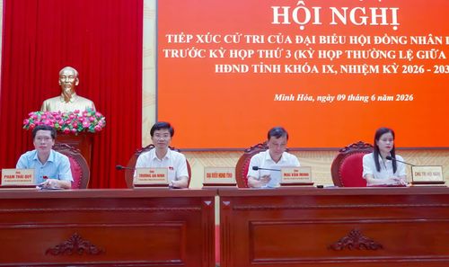Đại biểu HĐND tỉnh tiếp xúc cử tri tại xã Minh Hóa - Ảnh: N.H