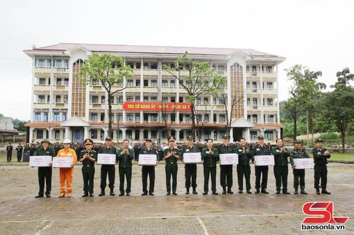 Các đồng chí lãnh đạo tặng quà, động viên các lực lượng tham gia diễn tập.