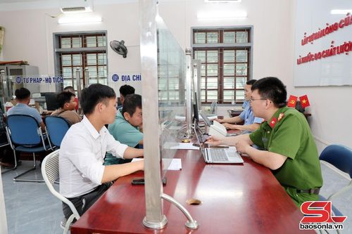 Cán bộ Công an xã Tạ Khoa giải quyết TTHC cho nhân dân.