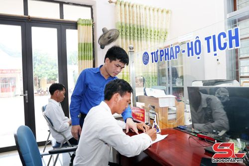 ĐVTN xã Tạ Khoa hỗ trợ nhân dân nộp hồ sơ trực tuyến.