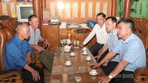Lãnh đạo xã Liên Hiệp trao đổi, nắm bắt ý kiến của người dân trong quá trình xây dựng phương án sắp xếp thôn.