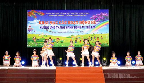 Các tiết mục văn nghệ do các em ở các câu lạc bộ năng khiếu tại Trung tâm biểu diễn.