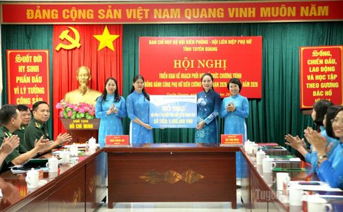 Lãnh đạo Hội Liên hiệp Phụ nữ tỉnh trao kinh phí hỗ trợ cho hội viên phụ nữ xã Thanh Thủy.