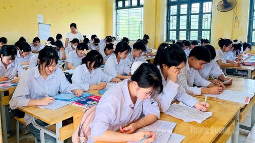 Các em học sinh lớp 12 trường THPT Sơn Nam tăng tốc ôn tập, sẵn sàng cho kỳ thi tốt nghiệp.