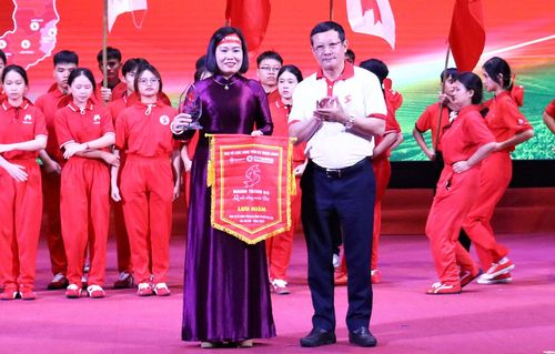  PGS, TS Vũ Đức Bình, Phó Viện trưởng Viện Huyết học - Truyền máu Trung ương tặng Cờ lưu niệm và biểu trưng “Hành trình đỏ” năm 2026 cho Hội Chữ thập đỏ tỉnh Thái Nguyên. 