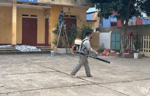 Nhằm phòng chống dịch bệnh truyền nhiễm, công tác phun khử khuẩn tại các điểm "nóng", các khu dân cư cũng đã được các địa phương trong tỉnh triển khai thường xuyên.