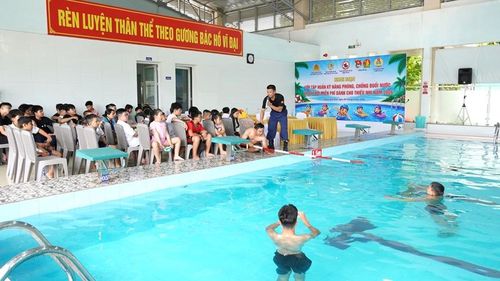 Cán bộ, chiến sĩ Phòng Cảnh sát PCCC và CNCH hướng dẫn chuyên đề “Kỹ năng an toàn dưới nước và phòng, chống đuối nước cho trẻ em”