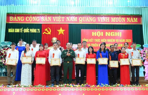 Lãnh đạo đơn vị trao thưởng cho các tập thể, cá nhân hoàn thành tốt các nhiệm vụ