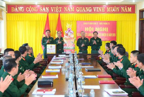Thiếu tướng Hoàng Văn Sỹ, Tư lệnh Binh đoàn 15 dự hội nghị, tặng quà động viện Đoàn KT-QP 75 
