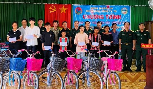 Đoàn KT-QP 75 tiếp sức cho học sinh nghèo vùng biên giới 
