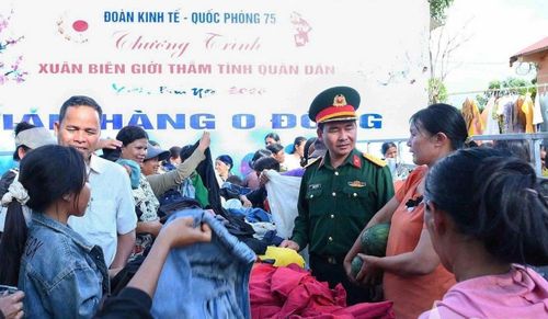 Đồng chí Đoàn trưởng Đoàn KT-QP 75 thăm, tặng quà cho bà con địa phương