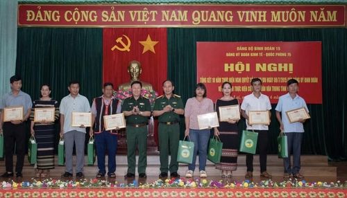 Lãnh đạo Đoàn KT-QP 75 trao thưởng cho các tập thể, cá nhân thực hiện tốt phong trào thi đua và công tác dân vận