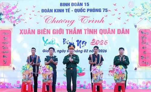 Trung tá Dương Kim Tuấn- Đoàn trưởng Đoàn KT-QP 75 thăm, tặng quà Tết cho bà con vùng biên giới