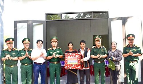 Thiếu tướng Hoàng Văn Sỹ, Phó Bí thư Đảng ủy, Tư lệnh Binh đoàn 15 thăm, động viên, trao quà cho cán bộ, công nhân, NLĐ Đoàn KT-QP 75