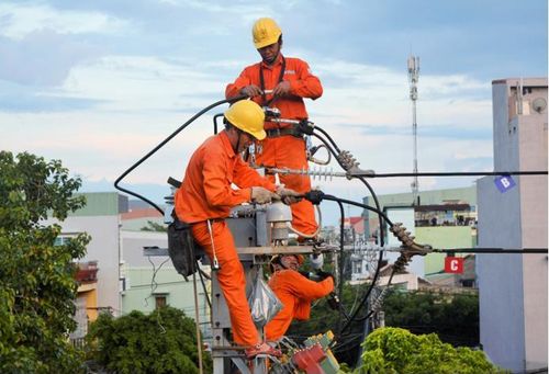 Sửa chữa đường dây trung thế bảo đảm vận hành an toàn. Ảnh: Hoàng Lưu