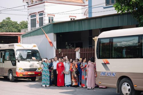 Khách mời hào hứng lưu lại những khoảnh khắc đẹp tại không gian cưới được đầu tư chỉn chu.