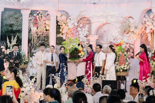 Dù không gian cưới ngày càng hiện đại, nhiều gia đình vẫn gìn giữ các nghi thức truyền thống trong ngày trọng đại.