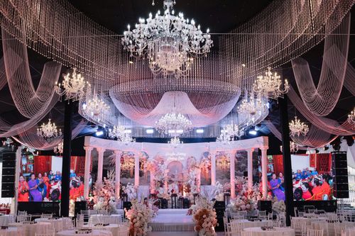 Hệ thống ánh sáng, sân khấu và khu vực đón khách được chú trọng trong nhiều đám cưới hiện nay.