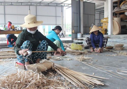 Những người thợ ở làng nghề Thủy Lập, xã Đan Điền chuẩn bị nguyên liệu phục vụ đan lát.