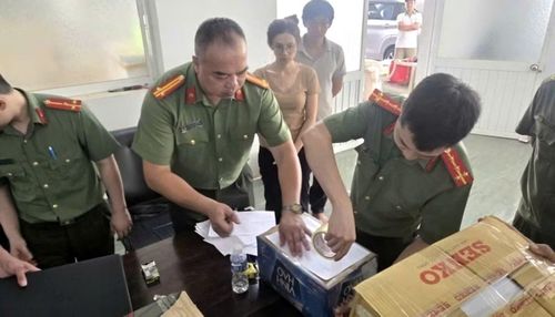Tổ công tác Phòng An ninh điều tra, Công an tỉnh Lạng Sơn tiến hành khám xét, thu giữ các tài liệu chứng cứ để phục vụ công tác điều tra