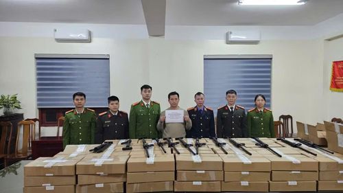 Cơ quan tố tụng thi hành lệnh khởi tố, bắt giữ đối với Dương Ích Phong và thu hồi 319 khẩu súng quân dụng núp bóng linh kiện thiết bị "thông tắc bồn cầu"