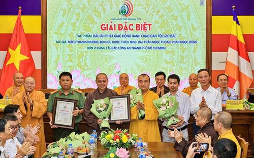 Ban Tổ chức trao giải đặc biệt Giải Báo chí Phật giáo 2025. 